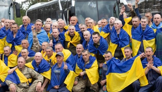 Буданов представив відеозапис повернення українських захисників з російського полону.