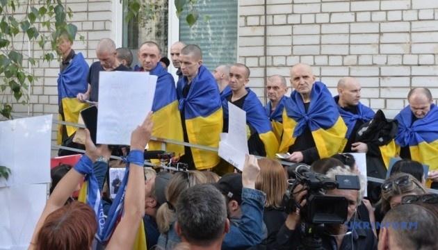 З вірою та сподіваннями: звіт з місця обміну військовополоненими.