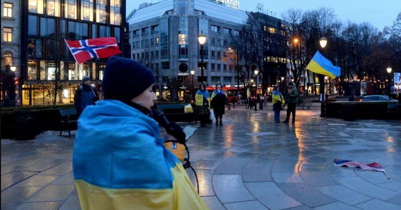 Згідно з опитуванням, близько третини українців, які перебувають за межами країни, не планують повертатися додому через брак фінансової допомоги та можливостей працевлаштування.