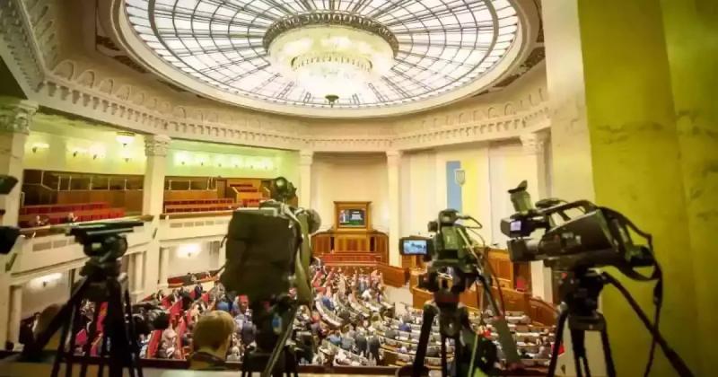 Законопроєкт № 14057: вільній журналістиці приготували обмеження. Наразі - на шляху до першого обговорення.