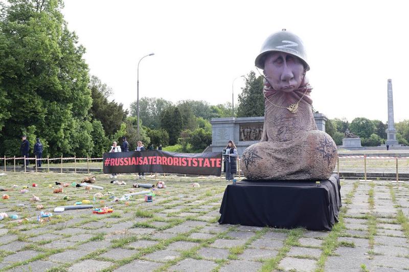 У Варшаві відбулася презентація скульптури, яка виступає як протест проти Путіна та російської пропаганди.