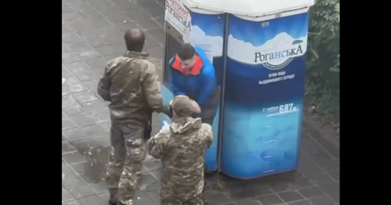 Чоловік, якого в abdomen ударив співробітник ТЦК, є викладачем у навчальному закладі, повідомив міський голова Харкова.