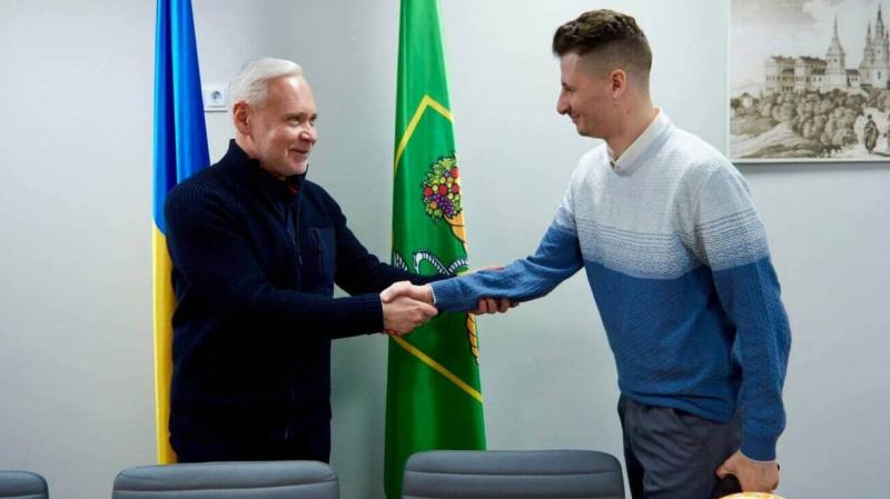 Терехов повідомив, що чоловік з Харкова, якого вдарив у живіт представник ТЦК, працює вчителем у школі.