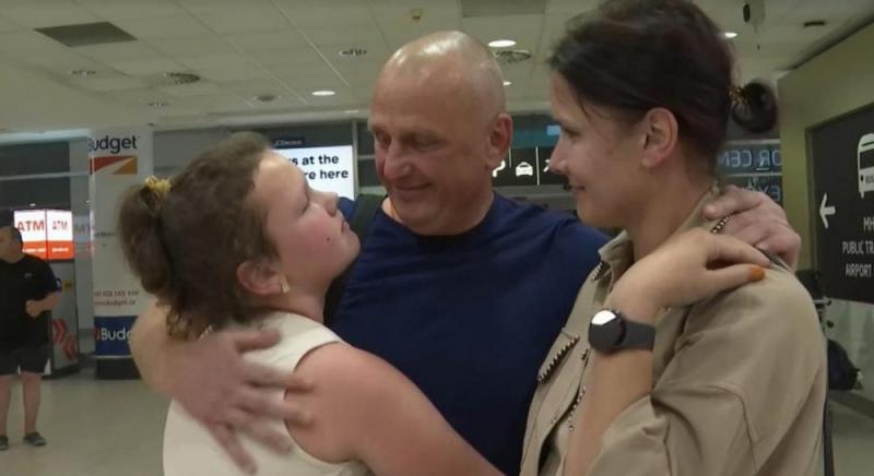Звільнений з російського ув'язнення український журналіст Єсипенко нарешті зустрівся з рідними.