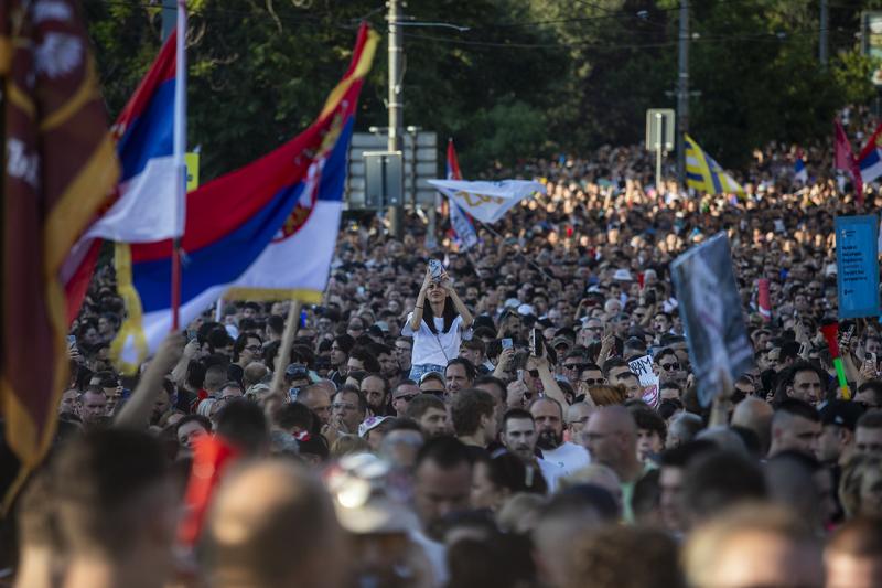 Безлад у Белграді: причини тривалих масових протестів у Сербії