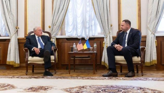Єрмак та Келлог провели бесіду щодо репатріації дітей, які були депортовані Росією.