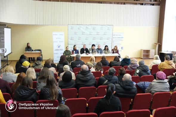 У Чернівцях пройшла зустріч з родинами військовослужбовців, які перебувають у полоні або зникли безвісти - Українська газета Час.