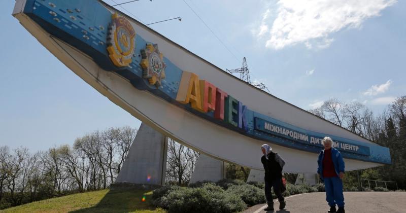 Росія застосовує Крим як платформу для транспортування та ідеологічного впливу на викрадених українських дітей, згідно з новим звітом.