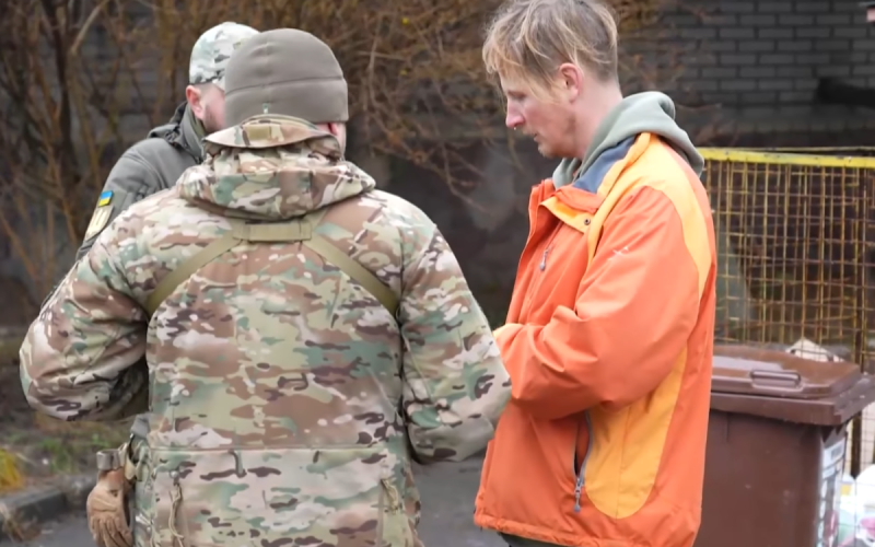 ТЦК приховують свої обличчя: українцям роз’яснили дії мобілізаційних комісій.