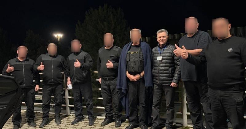 Спілкувались російською: співробітників Ошадбанку в Угорщині утримували в наручниках і не забезпечували медичну допомогу -- Delo.ua