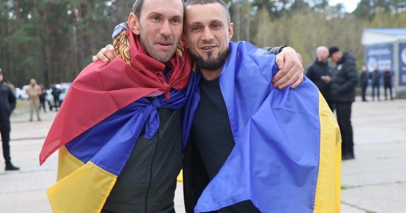 Відновлення зв'язку з безвісти зниклими, поранені бійці та зворушливі миті зустрічі з близькими: всі нюанси значного обміну (фото, від...