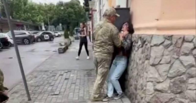 Львівський ТЦК ініціював службове розслідування після появи відеозапису, на якому військовослужбовець жорстко вчинив по відношенню до жінки, схопивши її за горло. ВІДЕО