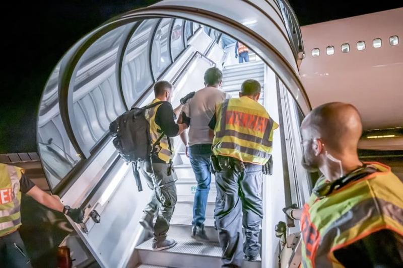 Німеччина здійснила депортацію 23 афганців до Кабулу.