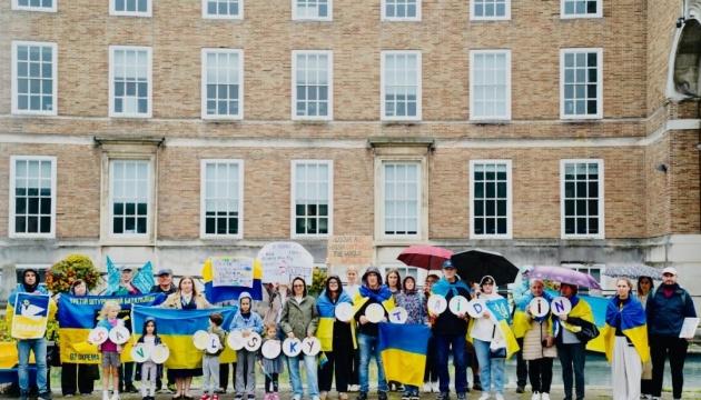 У Бристолі відбулася акція на підтримку мешканців окупованих Олешок.